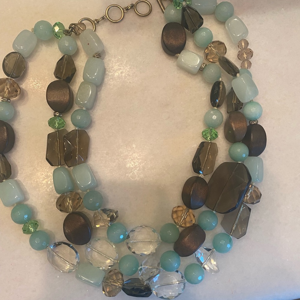 Stella and dot beautiful green and wood tone necklace.